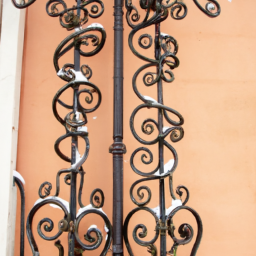 Sécurisez vos escaliers avec des garde-corps en ferronnerie artistique aux motifs élégants Croix